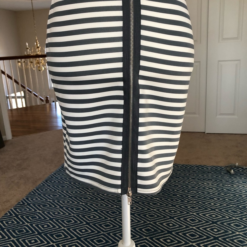 Grey and white striped bodycon mini dress - Picture 4 of 6